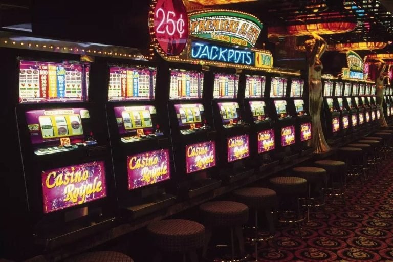 Người chơi tham gia sảnh Bingo trên điện thoại di động